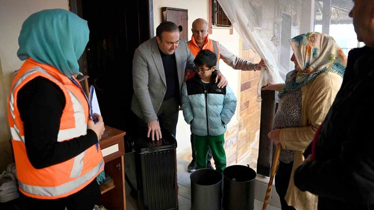 Kuşadası Belediyesi'nden soba desteği: 10 günlük çalışmada 36 haneye ulaşıldı