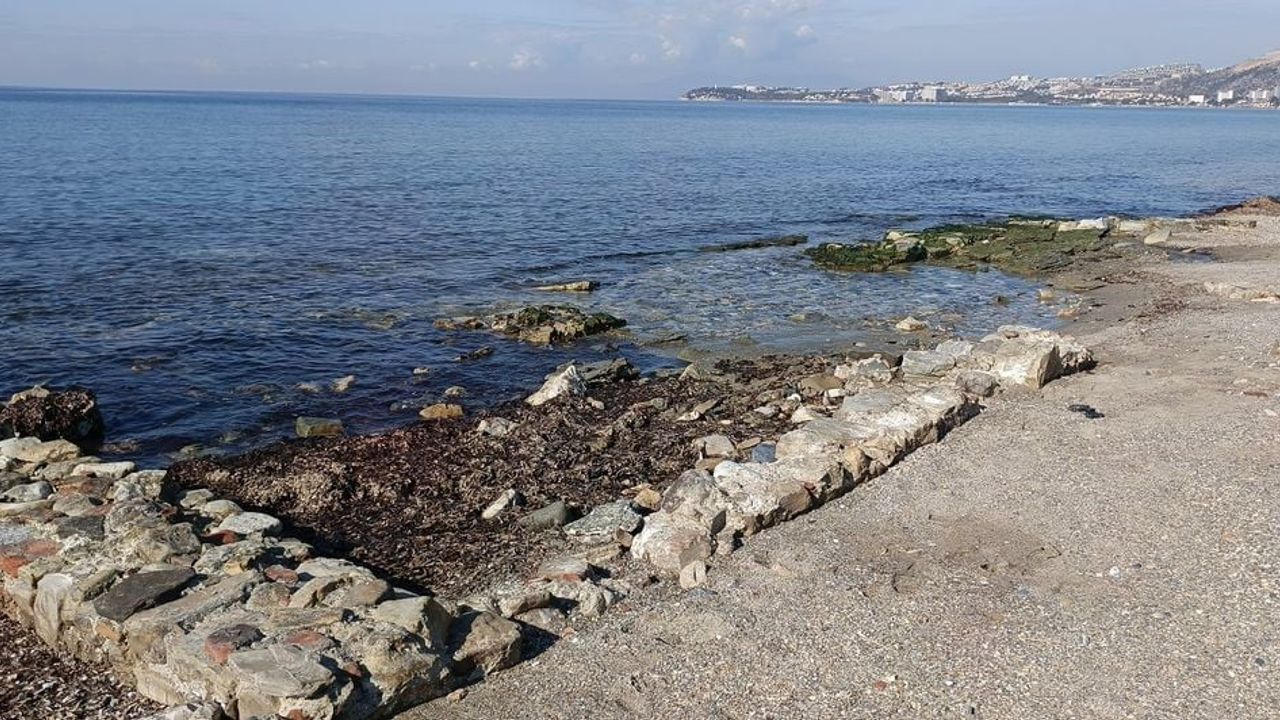 Kuşadası Kadı Kalesi'nde lodos sonrası kilise ve mezar kalıntıları gün yüzüne çıktı