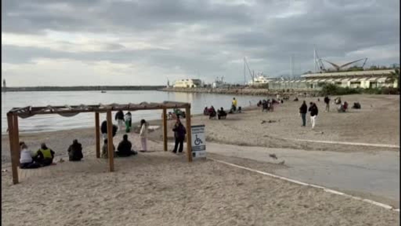 Kuşadası'nda fırtına sonrası sahiller güneşle canlandı