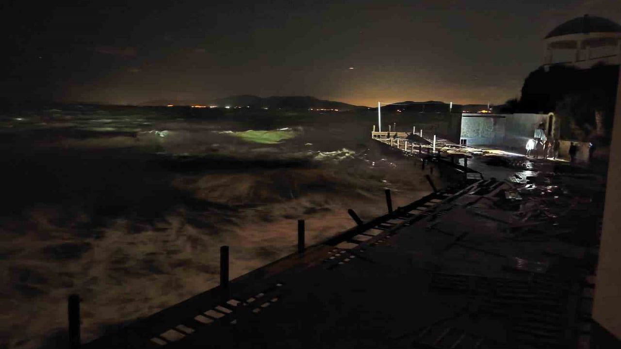 Kuşadası'nda iskele çalışmasında fırtına: 1 ölü, 2 yaralı