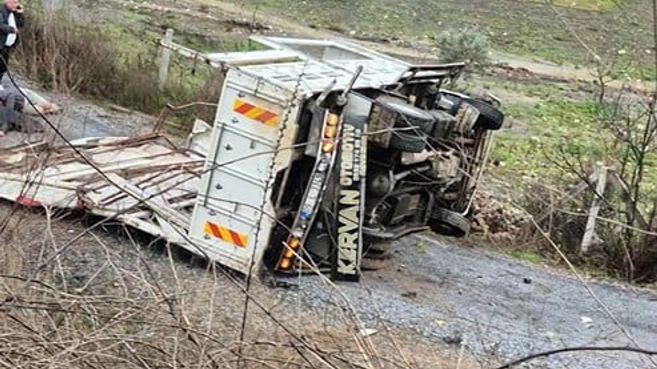 Kuşadası'nda kamyonet tali yola devrildi: 1 ölü, 1 ağır yaralı