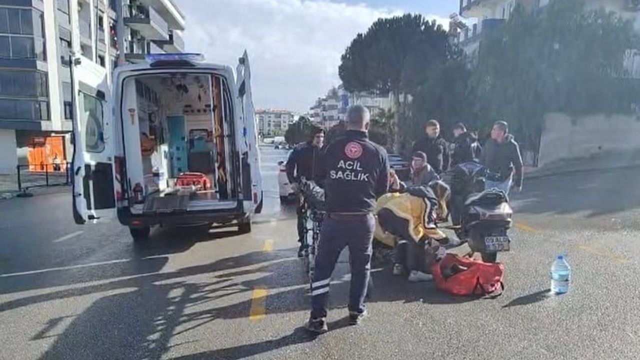 Kuşadası'nda otomobil ile motosiklet çarpıştı: Motosiklet sürücüsünün bacağı kırıldı