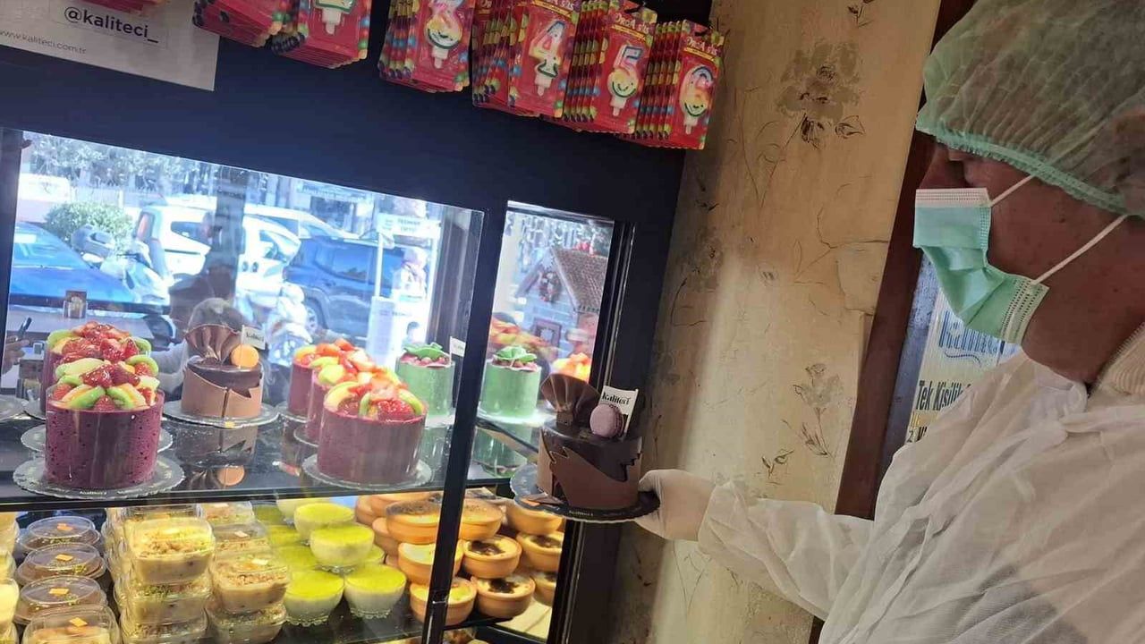 Kuşadası'nda pastanelerden alınan yaş pasta numuneleri mikrobiyolojik analize gönderildi