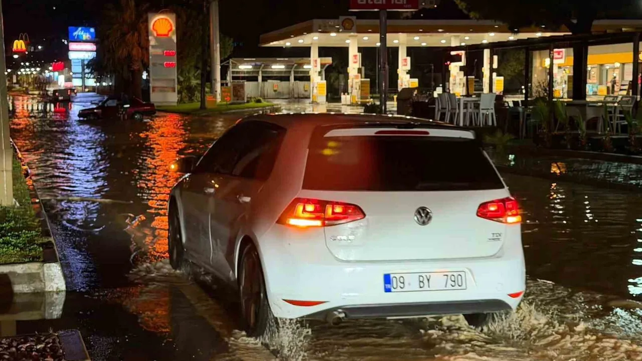 Kuşadası'nda sağanak: 15 dakikada yollar göle döndü, bazı araçlar mahsur kaldı