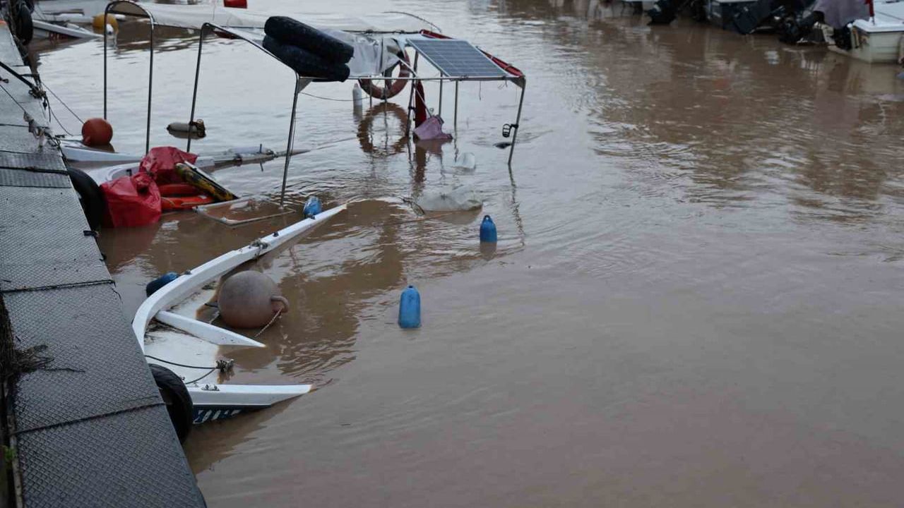 Kuşadası'nda sağanak: Davutlar Balıkçı Barınağı'nda yaklaşık 10 tekne battı