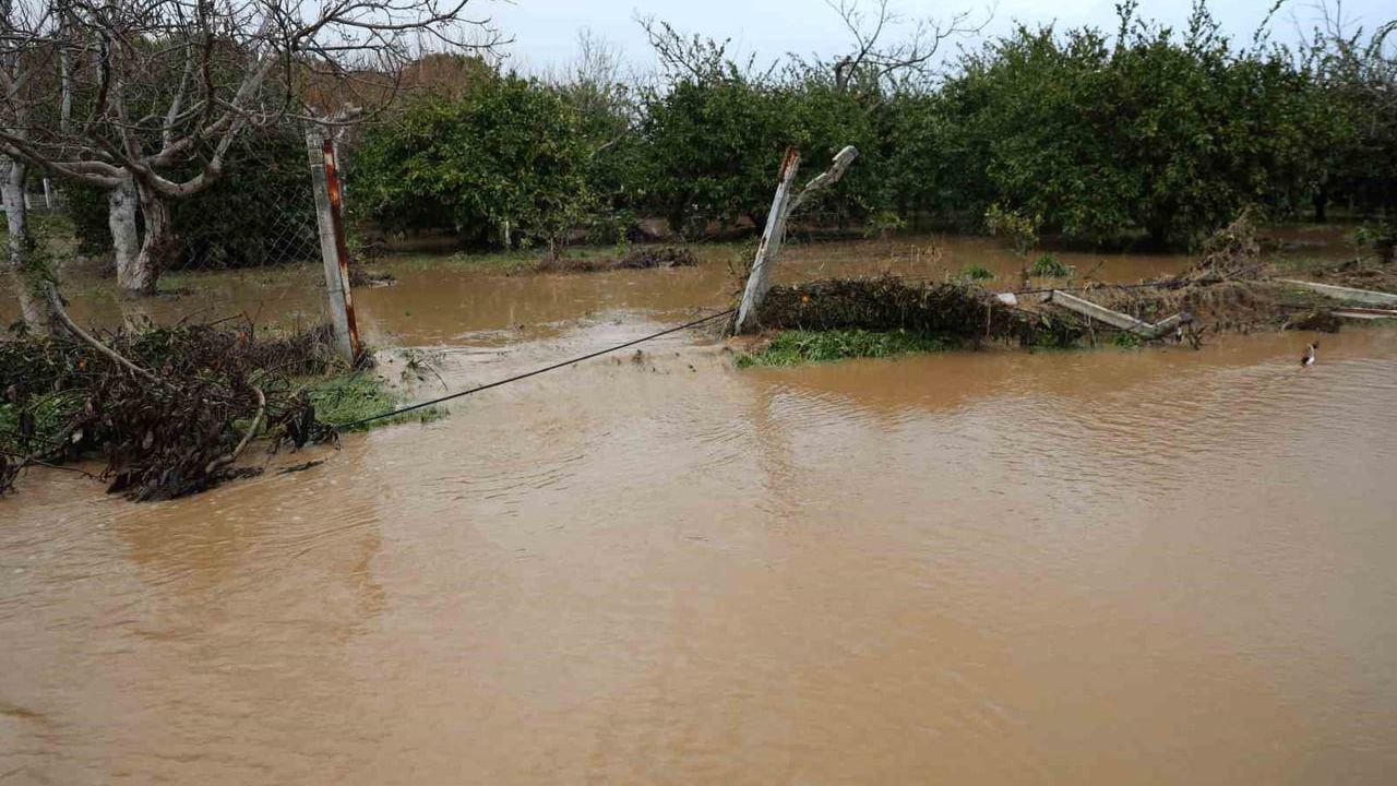 Kuşadası’nda sağanak etkisi: Davutlar’da bahçeler göle döndü, belediye ekipleri müdahale ediyor