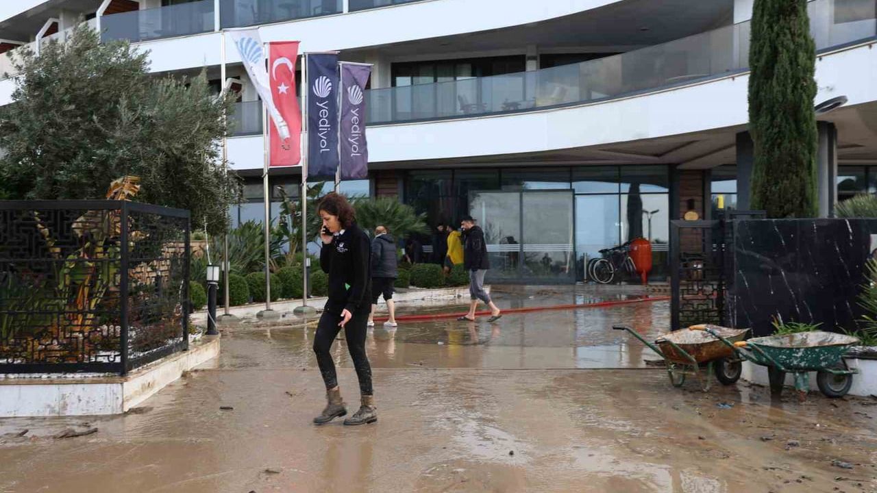 Kuşadası’nda Sağanak Sele Dönüştü; Ev, İş Yeri ve Tarım Arazilerinde Hasar