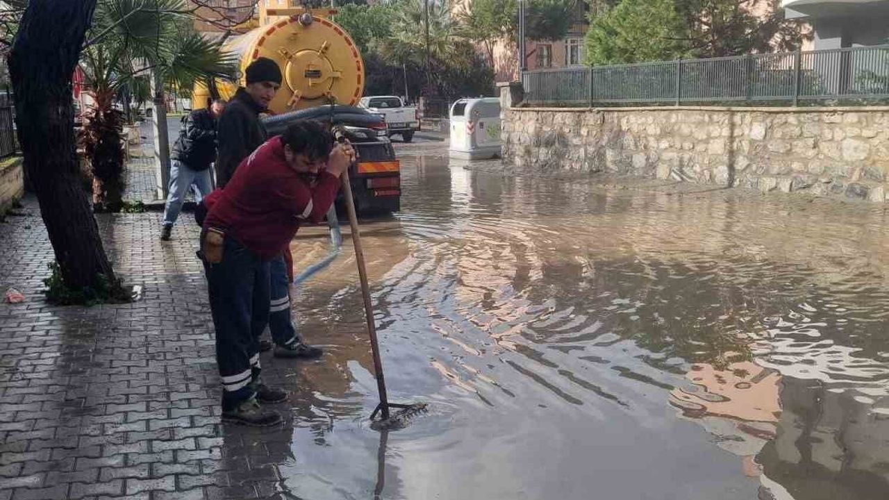 Kuşadası'nda sel sonrası saha çalışmaları: Başkan Ömer Günel incelemede