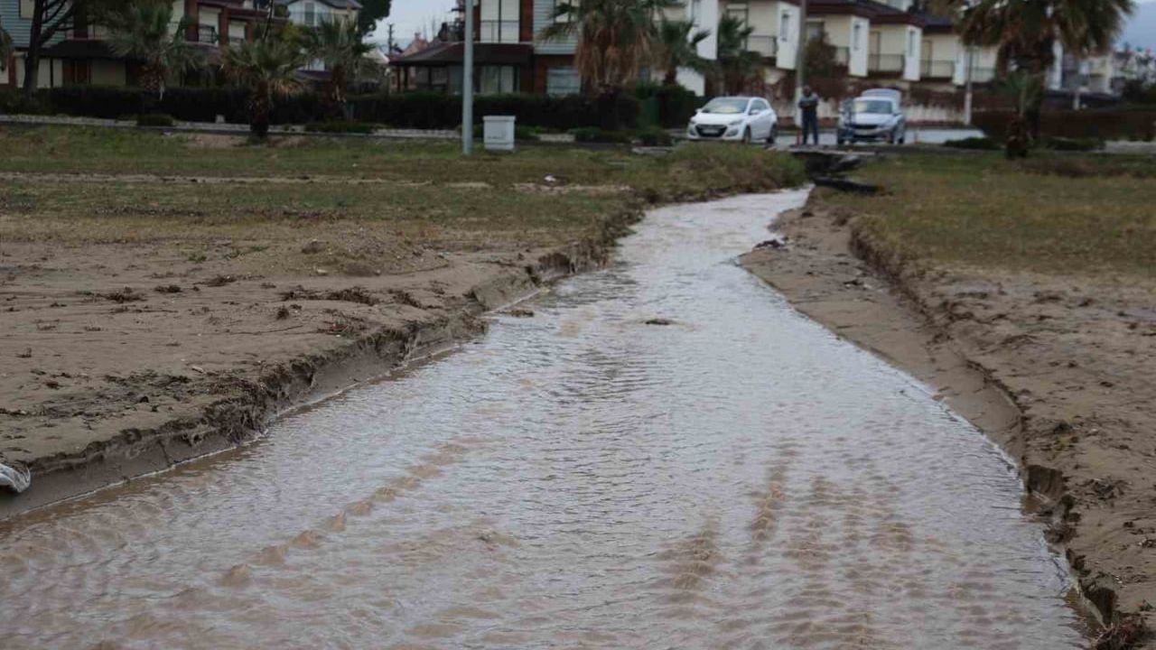 Kuşadası'nda sel sonrası Sevgi Plajı'nda deniz rengi değişti