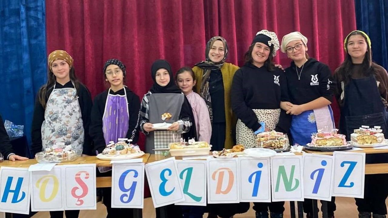 Kütahya Akşemsettin Kız Anadolu İmam Hatip Lisesi'nde 5. sınıflar 'Hücre Pastaları' ile organelleri öğrendi