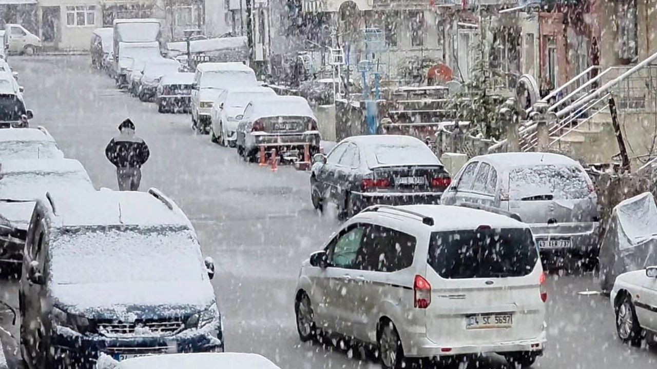 Kütahya beyaza büründü: Kar yağışı ulaşımı aksattı, Kütahya-Tavşanlı yolunda maddi hasarlı kazalar