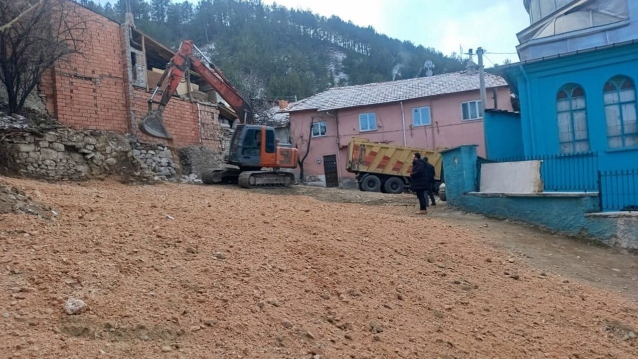 Kütahya’da Ahi Evran Camii çevresindeki görüntü kirliliği giderildi