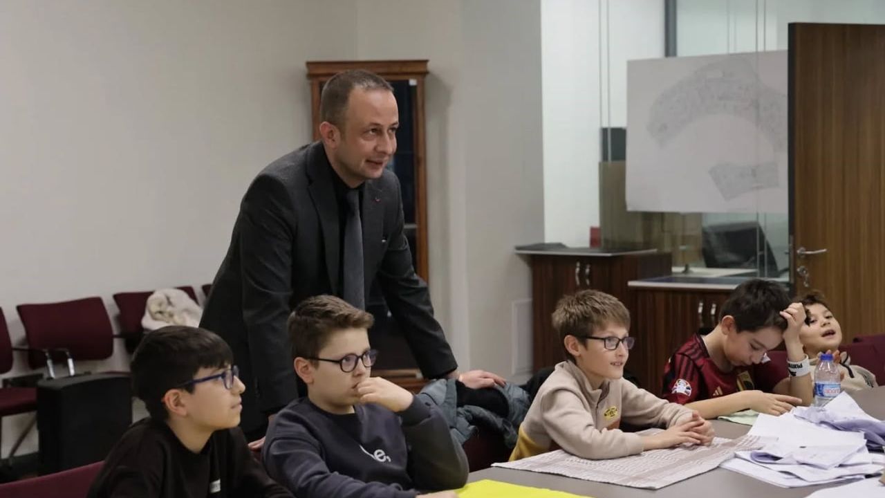 Kütahya’da çocuklar atık kâğıtlardan el yapımı kâğıt üretti: Workshop yoğun ilgi gördü