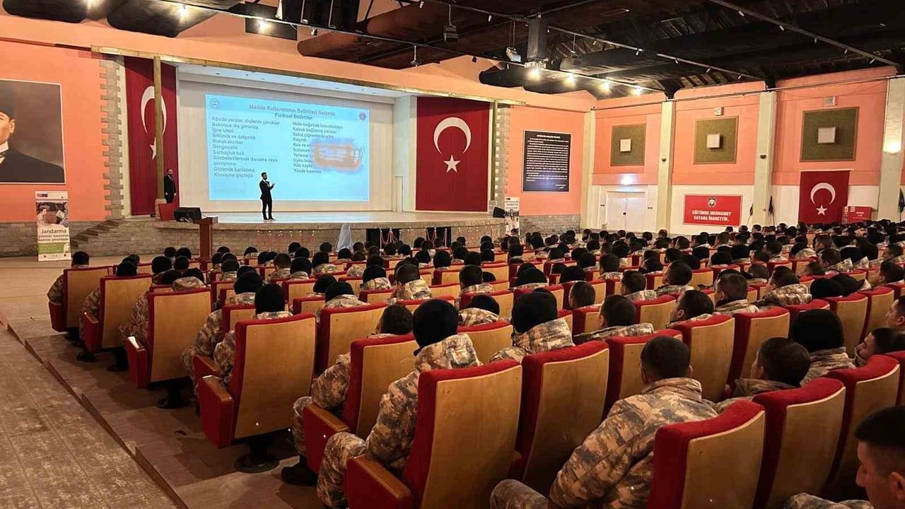 Kütahya’da erbaş ve erlere aile içi şiddet, uyuşturucu ve siber farkındalık eğitimi