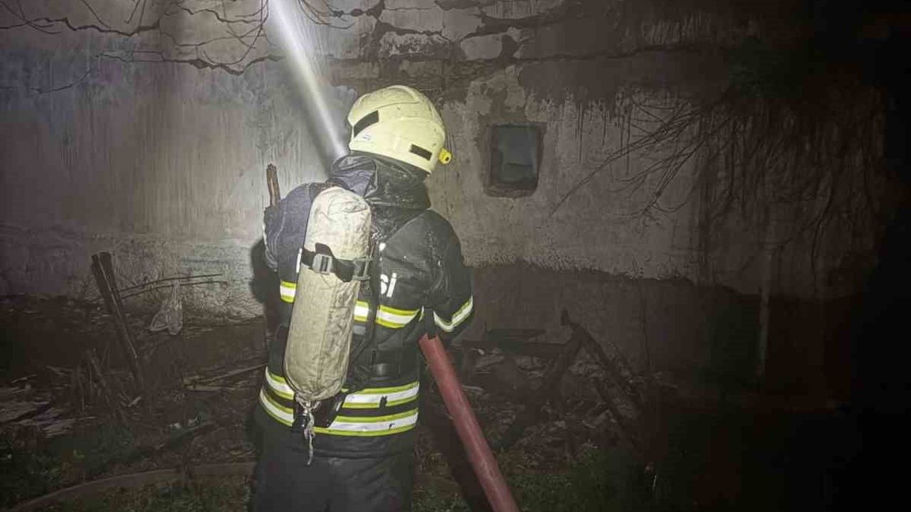 Kütahya'da gece yarısı çıkan yangın bir evi kullanılamaz hale getirdi