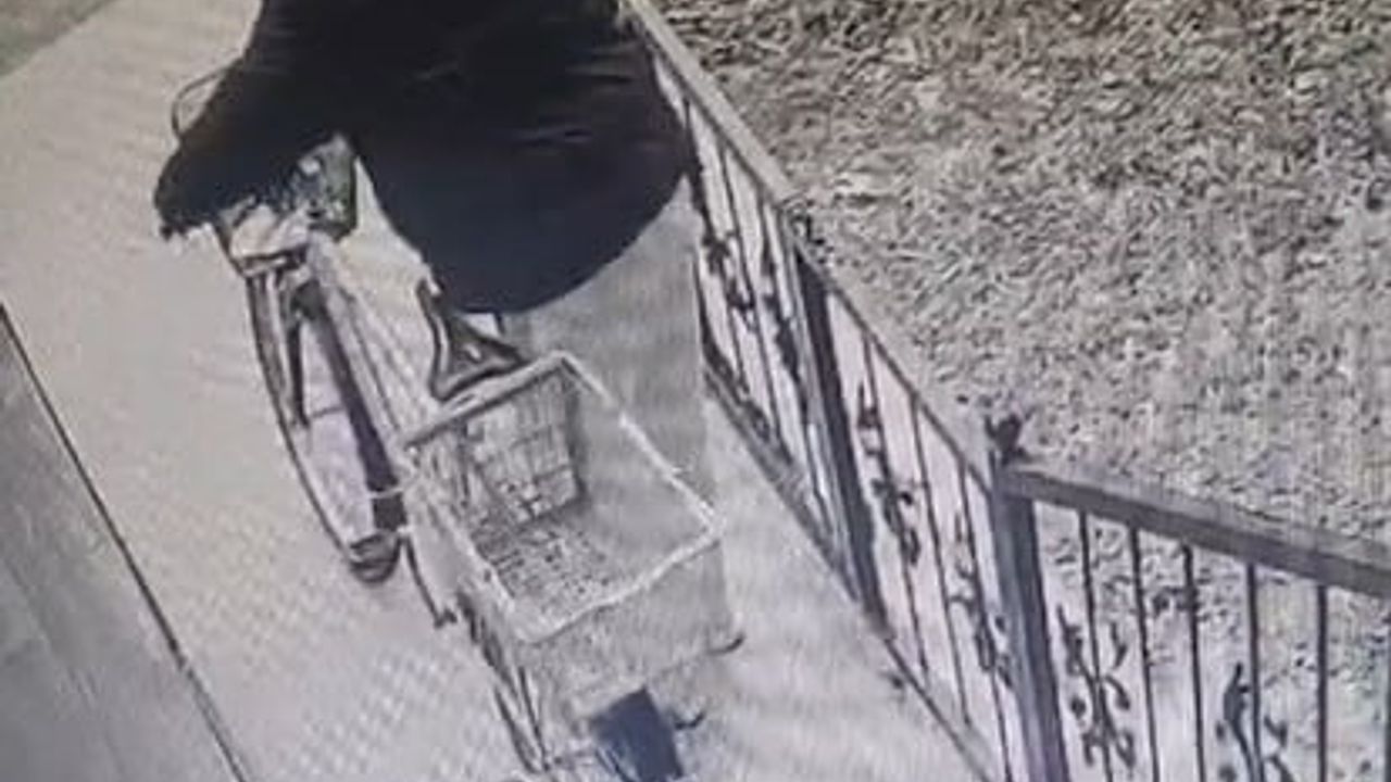 Kütahya'da gündüz bisiklet hırsızlığı güvenlik kamerasına yansıdı