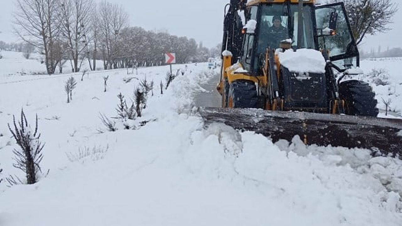 Kütahya'da karla mücadele 24 saat esasına göre sürüyor