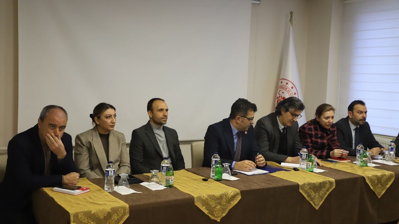 Kütahya'da KYK Yesevi Yurdu Personeliyle Değerlendirme Toplantısı: Hedef Gençlere Nitelikli Hizmet