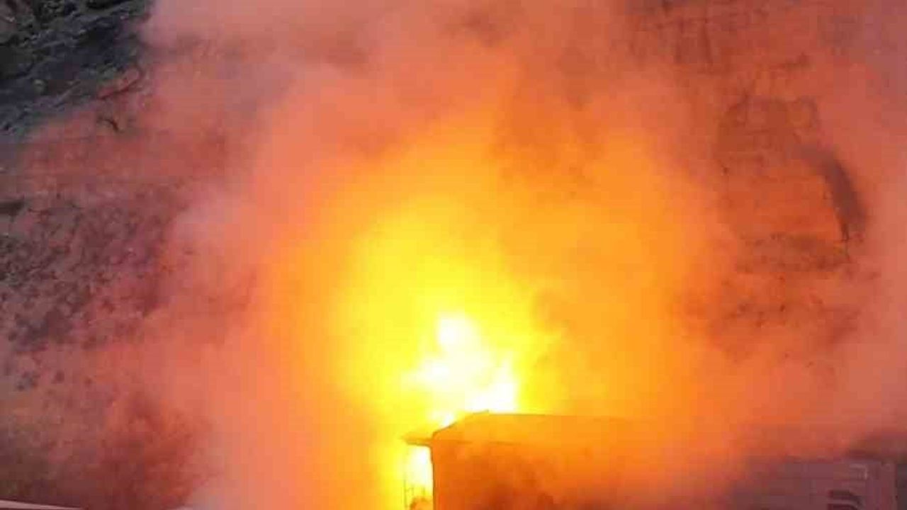 Kütahya'da seyir halindeki cam kumu yüklü tırda yangın çıktı