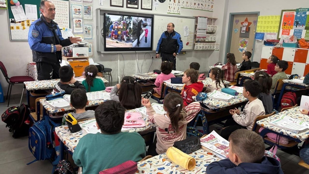 Kütahya'da Toplum Destekli Polislikten Cumhuriyet İlkokulu'nda öğrencilere bilgilendirme eğitimi