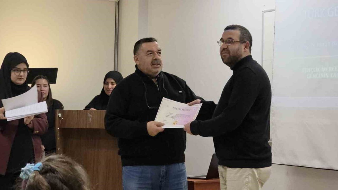 Kütahya'da 'Türk Gencinin Kalp Atışı' Şiir Gecesi: Gençler Performans Sergiledi, Teşekkür Belgeleri Verildi