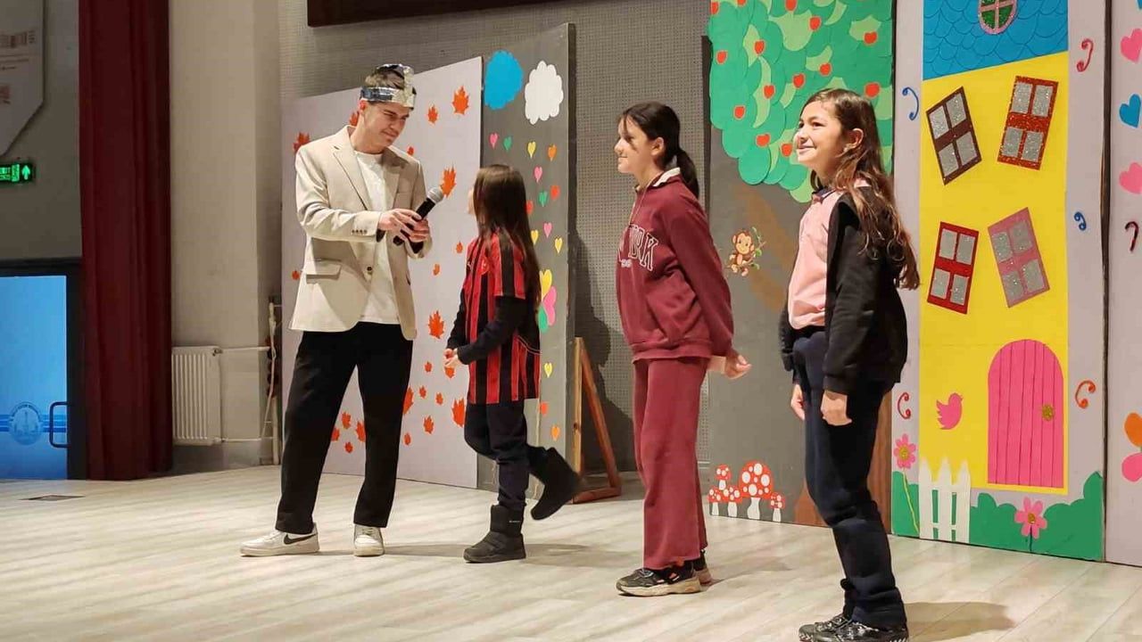 Kütahya'da 'Zamanda Aile Yolculuğu' çocuk tiyatrosu son gösterimiyle tamamlandı