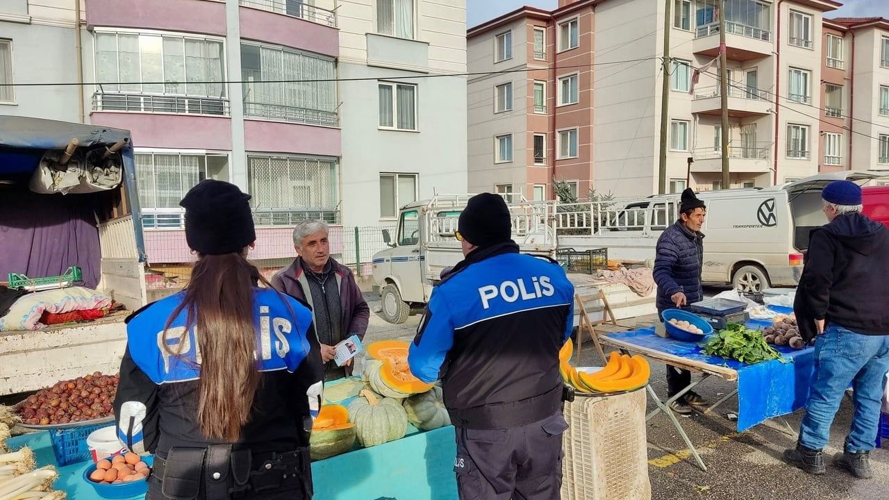 Kütahya Emniyeti semt pazarlarında dolandırıcılık ve 112 kullanımı konusunda bilgilendirme yaptı