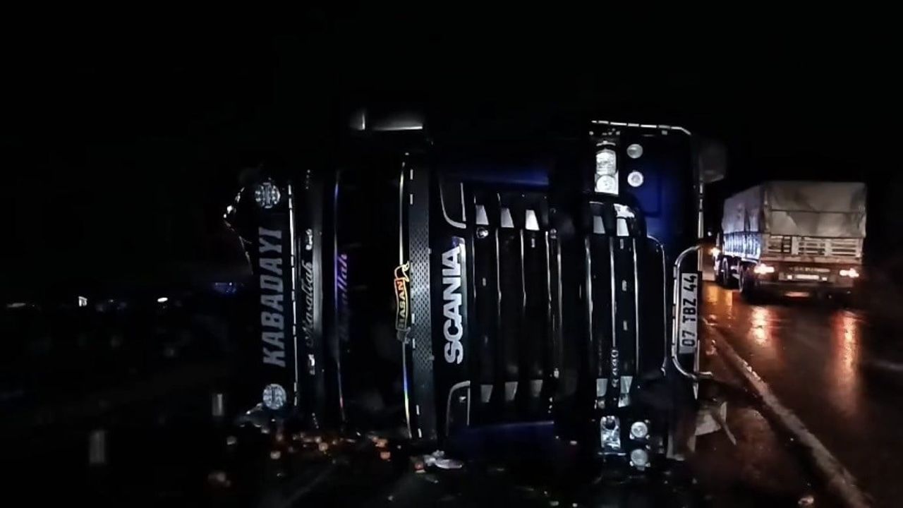 Kütahya-Eskişehir karayolunda meyve yüklü tır devrildi