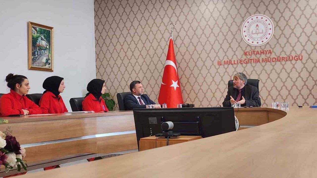 Kütahya İl Milli Eğitim Müdürü Mustafa Yılmaz: "Anaların izinde, babaların gölgesinde, öğretmenlerin rehberliğinde yürüyün" — Pazarlar Spor Lisesi söyleşisi