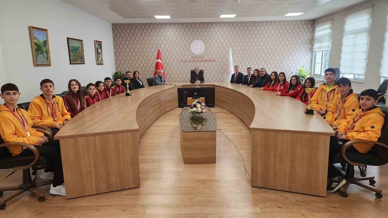 Kütahya İl Milli Eğitim Müdürü Yılmaz, Kros Başarısı Gösteren Öğrencileri Kabul Etti