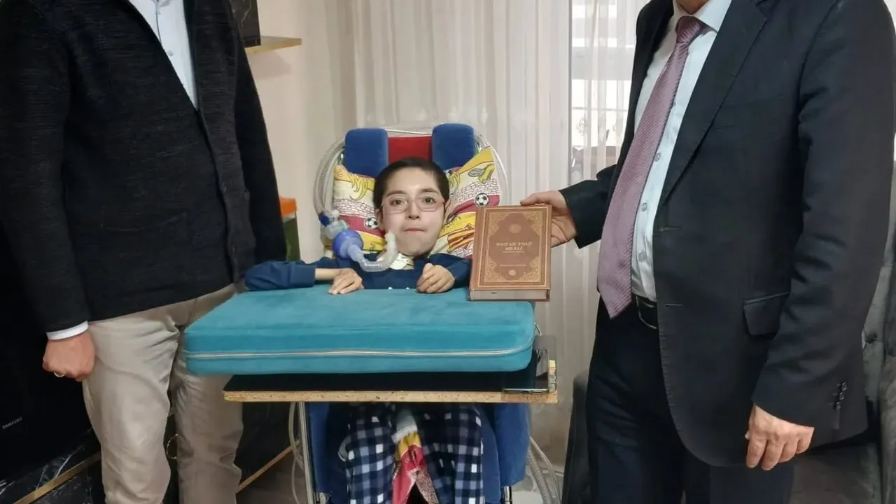 Kütahya İl Müftülüğünden evinde eğitim gören musküler distrofi hastası öğrenci Deniz Berat’a ziyaret