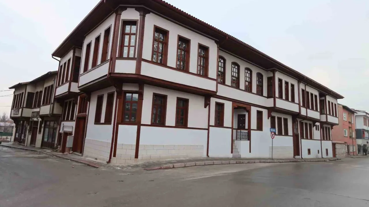 Kütahya İl Özel İdaresi, Gençlik Merkezi ve Hisarlı Ahmet Evi'ni Restorasyonla Hizmete Açtı
