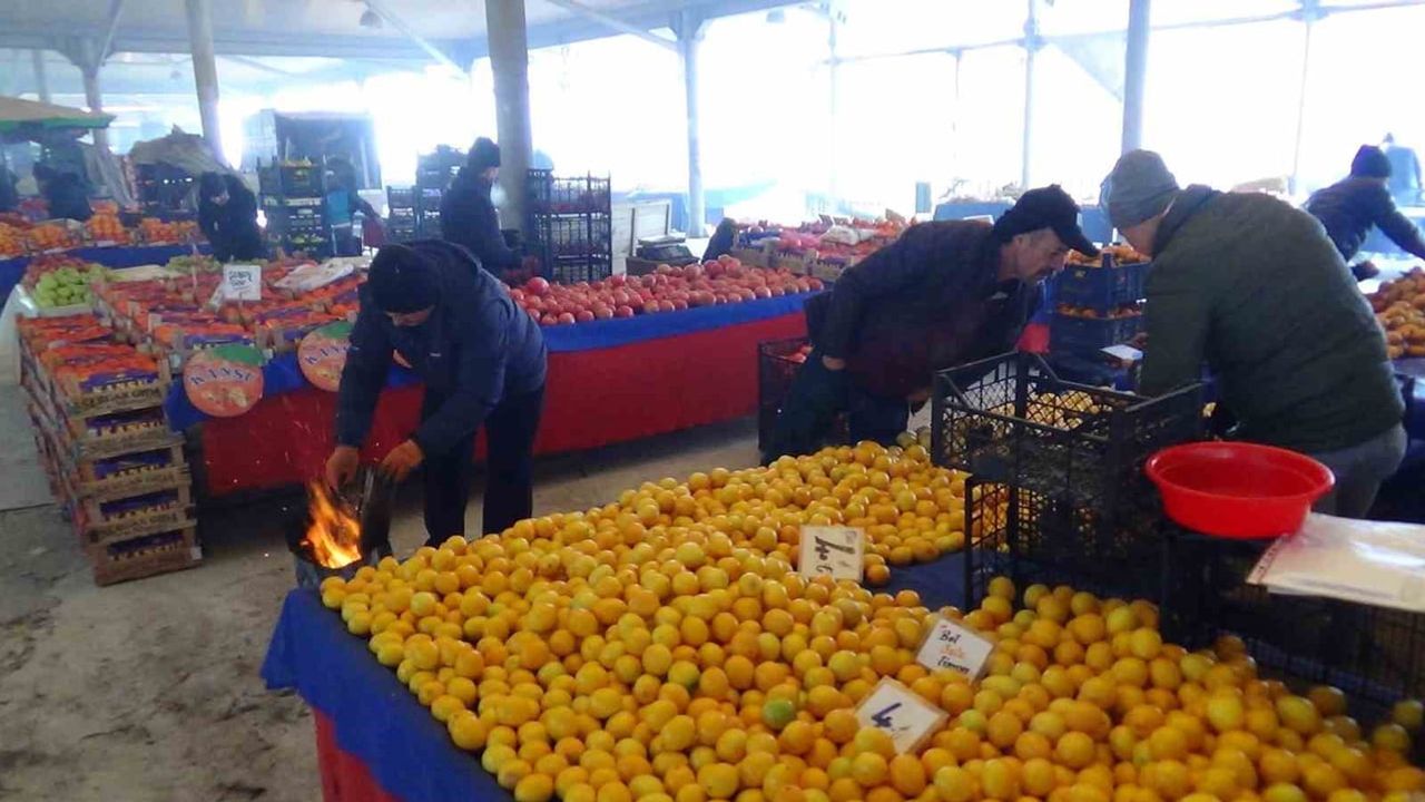 Kütahya pazarcıları tenekede ateş yakarak soğukta ısınıyor