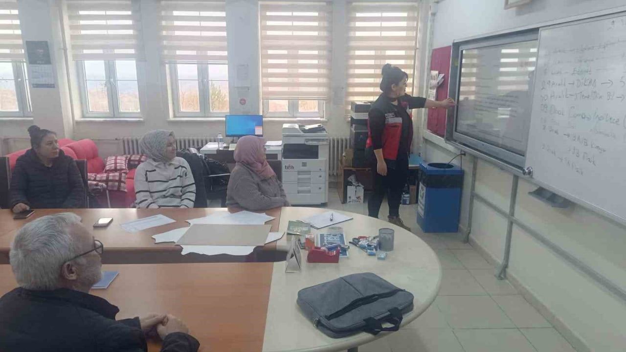 Kütahya Pazarlar'da okul kantini çalışanlarına özel hijyen eğitimi verildi