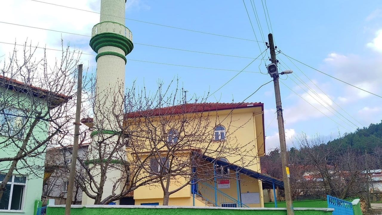 Kütahya Saklar Köyü İmamı Celal Arslan, Camii Bahçesini Kendi İmkânlarıyla Yeniledi