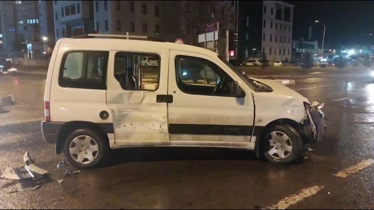 Kütahya Tavşanlı'da ambulans ile otomobil çarpıştı: 1 yaralı