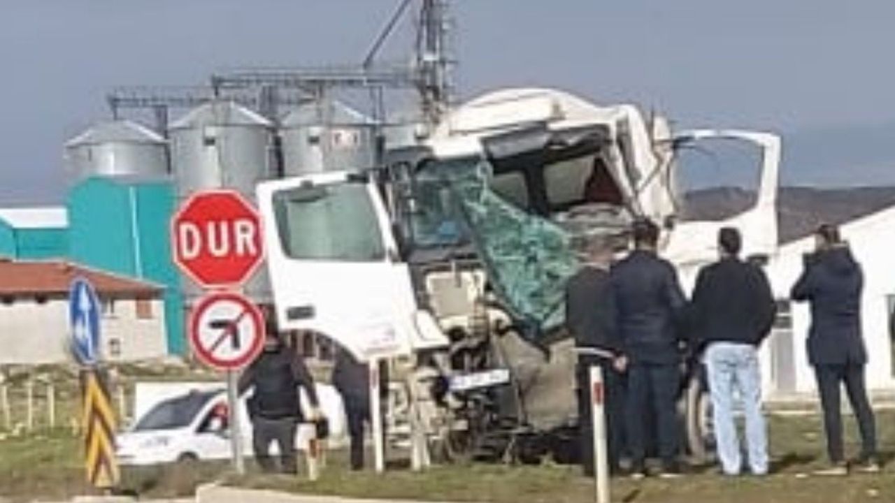 Kütahya Tavşanlı'da iki beton mikseri çarpıştı: 2 yaralı