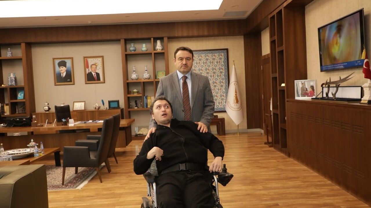 Kütahya Valisi Musa Işın, engelli vatandaş İsmet Öksüz'ü makamında kabul etti