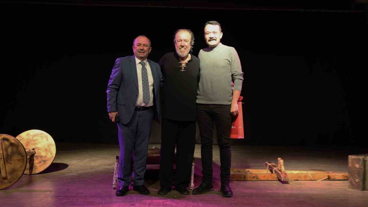 Kuvayi Milliye tek kişilik oyunu Yunusemre'de sanatseverlerle buluştu