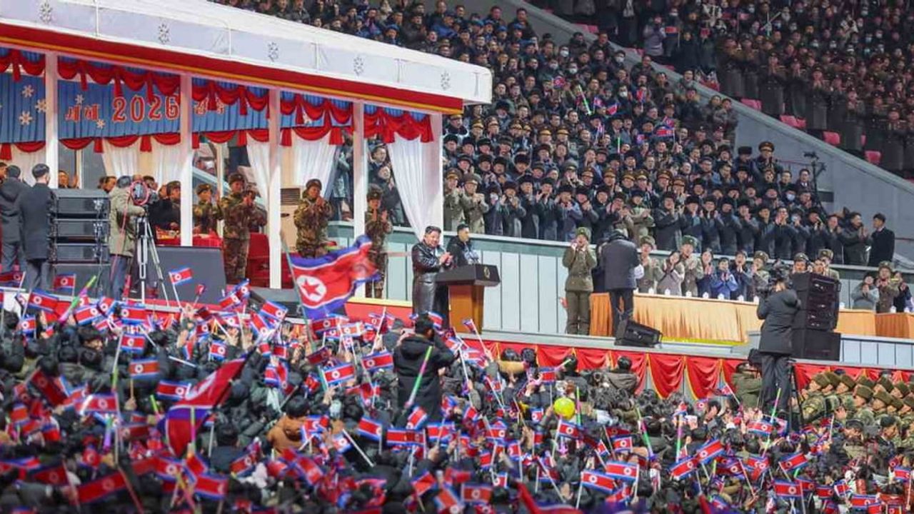 Kuzey Kore yeni yılı Pyongyang'daki May Day Stadyumu'nda görkemli kutlamayla karşıladı
