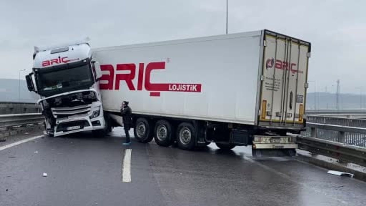 Kuzey Marmara Bağlantı Yolu'nda sağanak sonrası tır makasladı; yol kısa sürede açıldı