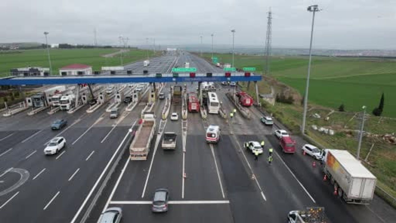 Kuzey Marmara Otoyolu Kınalı Gişeleri'nde Otobüs Kazası: Araçta Sıkışanlar Var