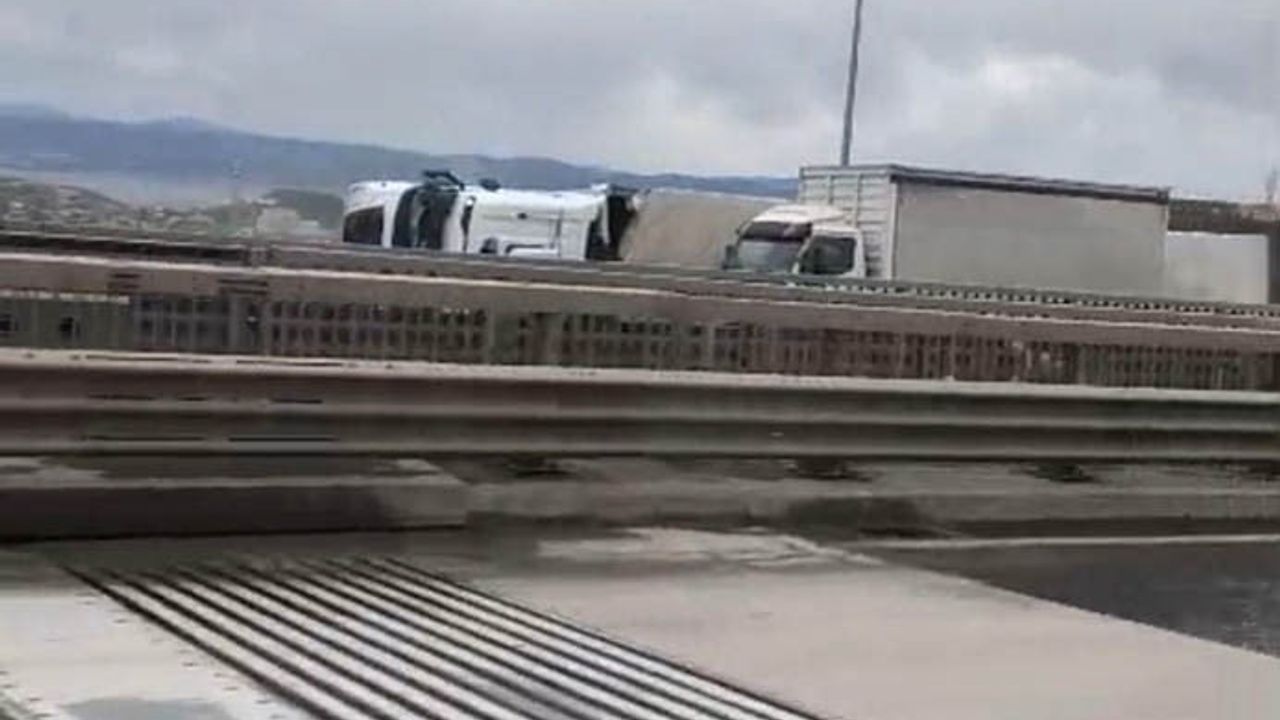 Kuzey Marmara Otoyolu Kocaeli'de fırtına: Dilovası'nda 2 tır devrildi, ulaşım aksadı