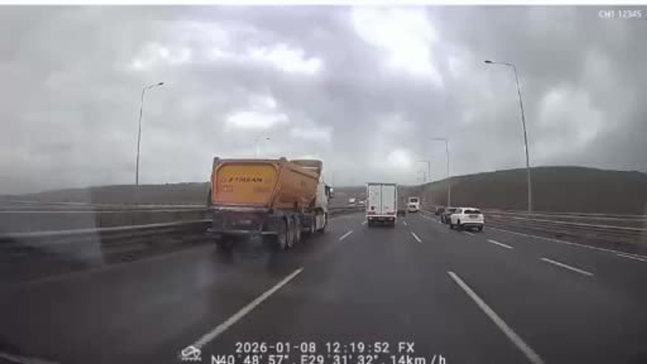 Kuzey Marmara Otoyolu'nda fırtına: Kocaeli Dilovası'nda kamyonet devrildi