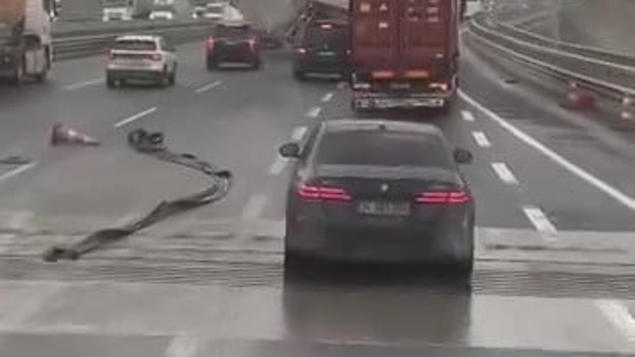 Kuzey Marmara Otoyolu'nda fırtına nedeniyle tır ve kamyonet devrildi — Dilovası'nda görüntüler