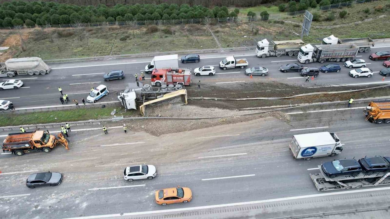Kuzey Marmara Otoyolu'nda hafriyat kamyonu yan yattı, çok sayıda şerit trafiğe kapandı