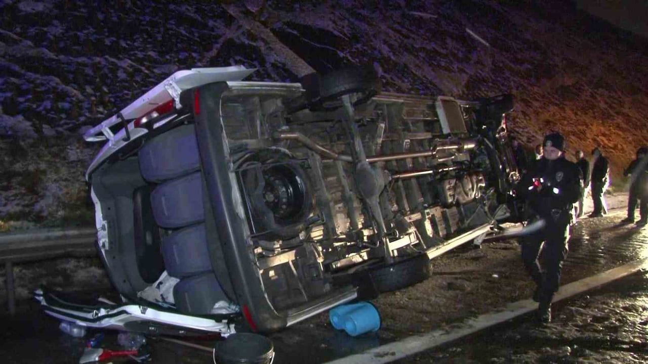 Kuzey Marmara Otoyolu'nda kar nedeniyle servis aracı devrildi: 11 kişi hafif yaralandı