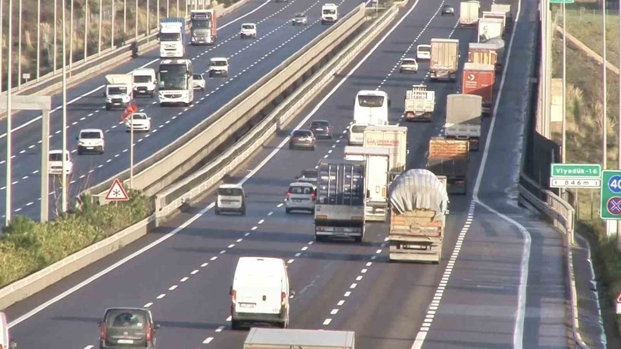 Kuzey Marmara Otoyolu'nda kuvvetli lodos tır trafiğini zorlaştırdı
