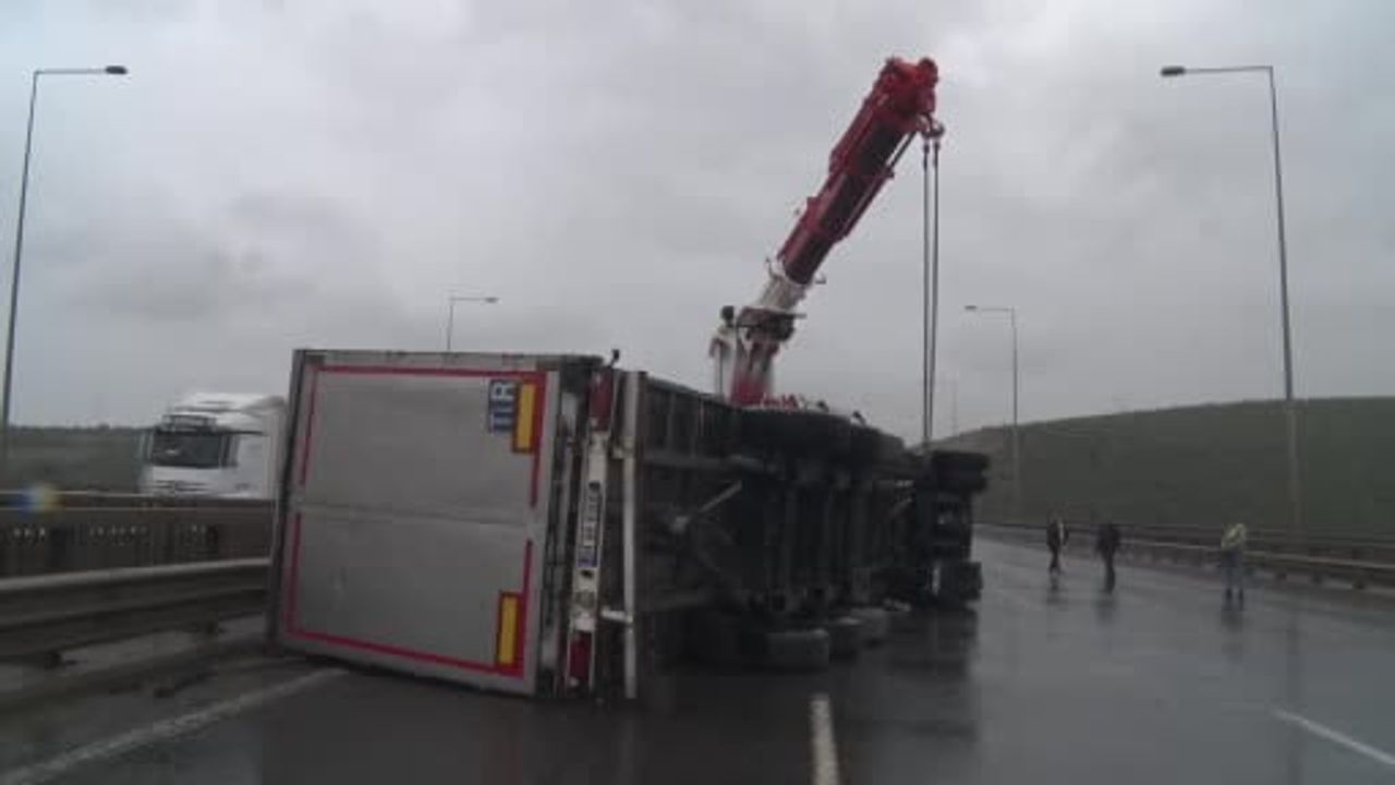 Kuzey Marmara Otoyolu'nun Kocaeli (Dilovası) kesiminde şiddetli fırtına iki tırı devirdi