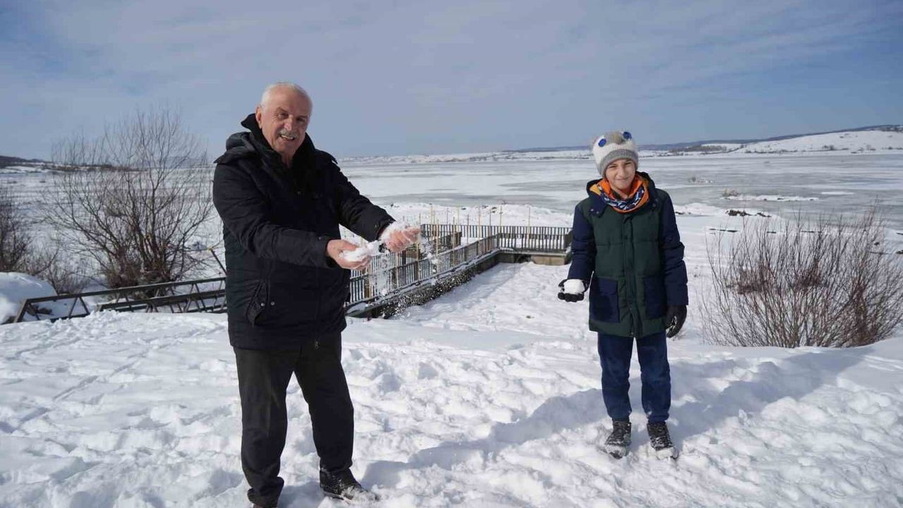 Ladik Gölü 870 hektarda buz tuttu: Kar yağışı göle can suyu oldu